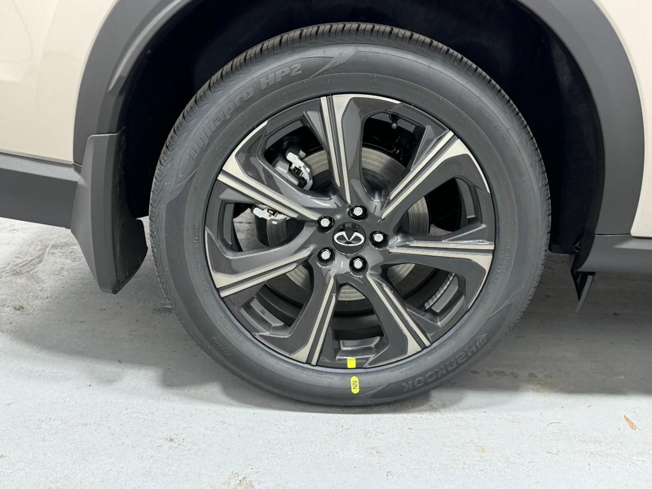 INFINITI QX60 Vehicle Full-screen Gallery Image 5