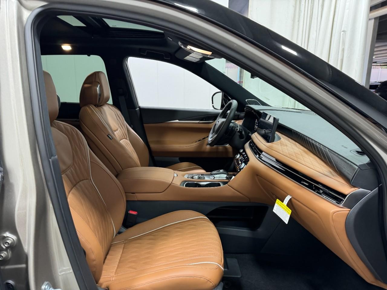 INFINITI QX60 Vehicle Full-screen Gallery Image 21