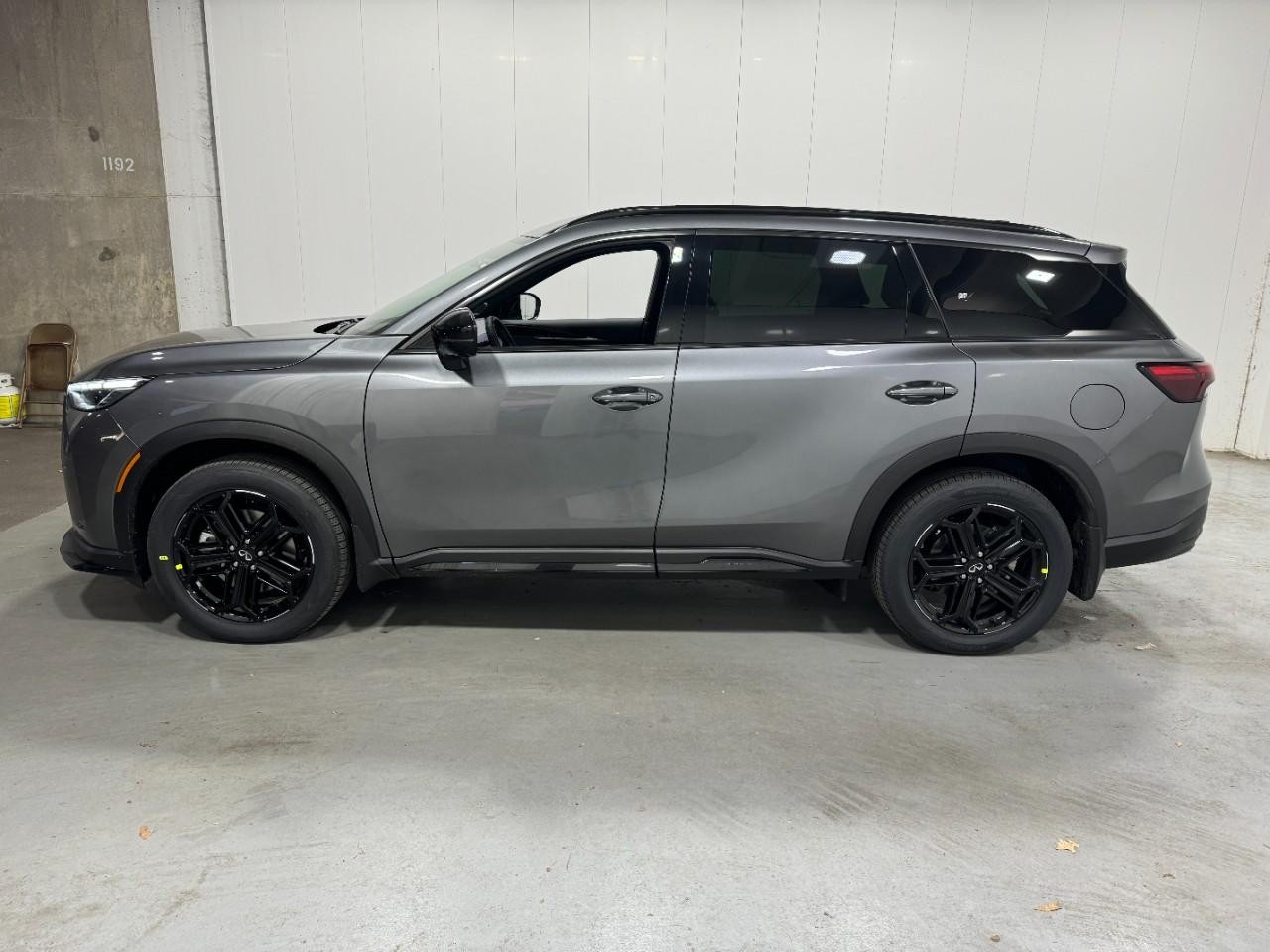 INFINITI QX60 Vehicle Full-screen Gallery Image 2