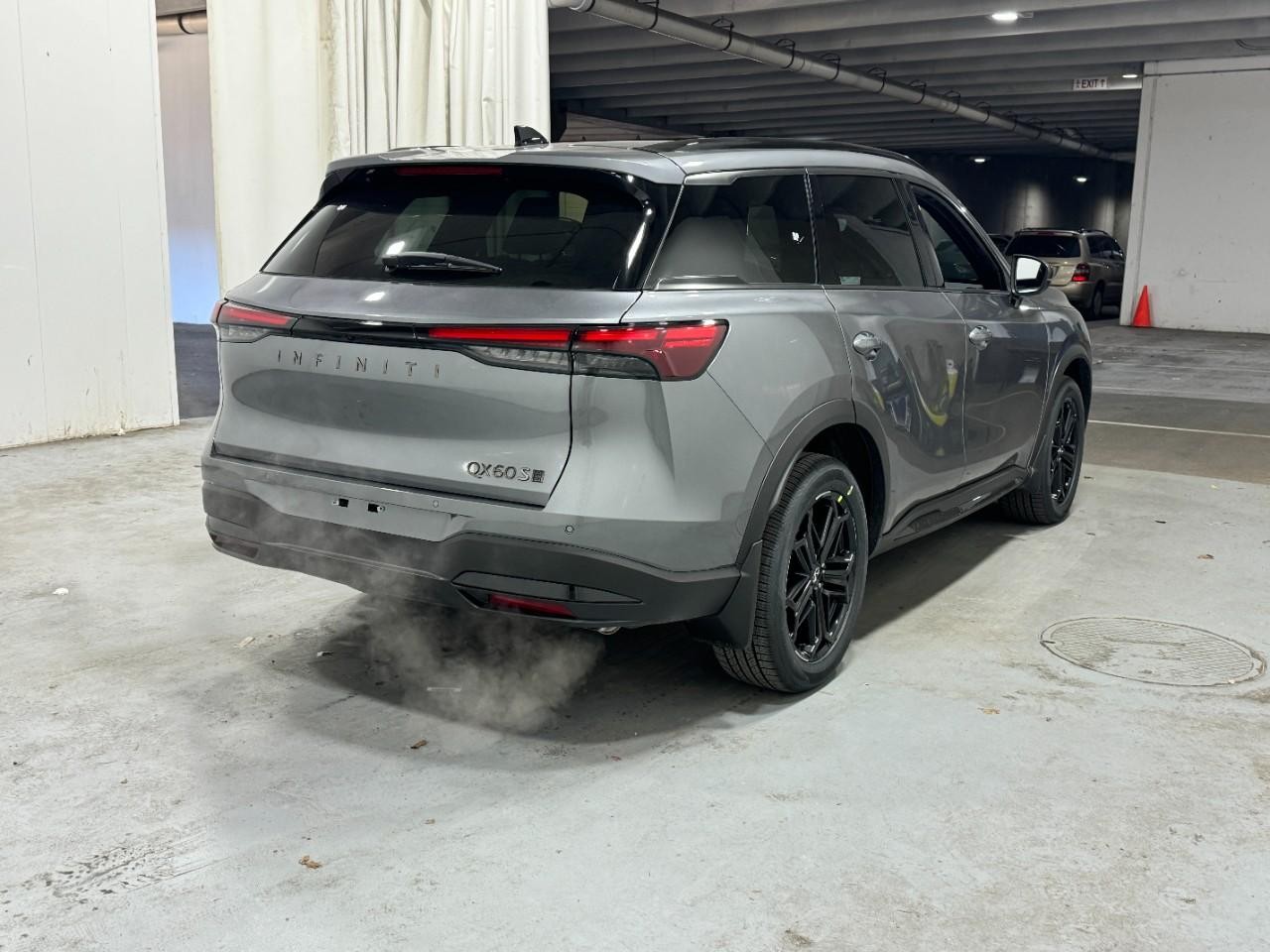 INFINITI QX60 Vehicle Full-screen Gallery Image 4