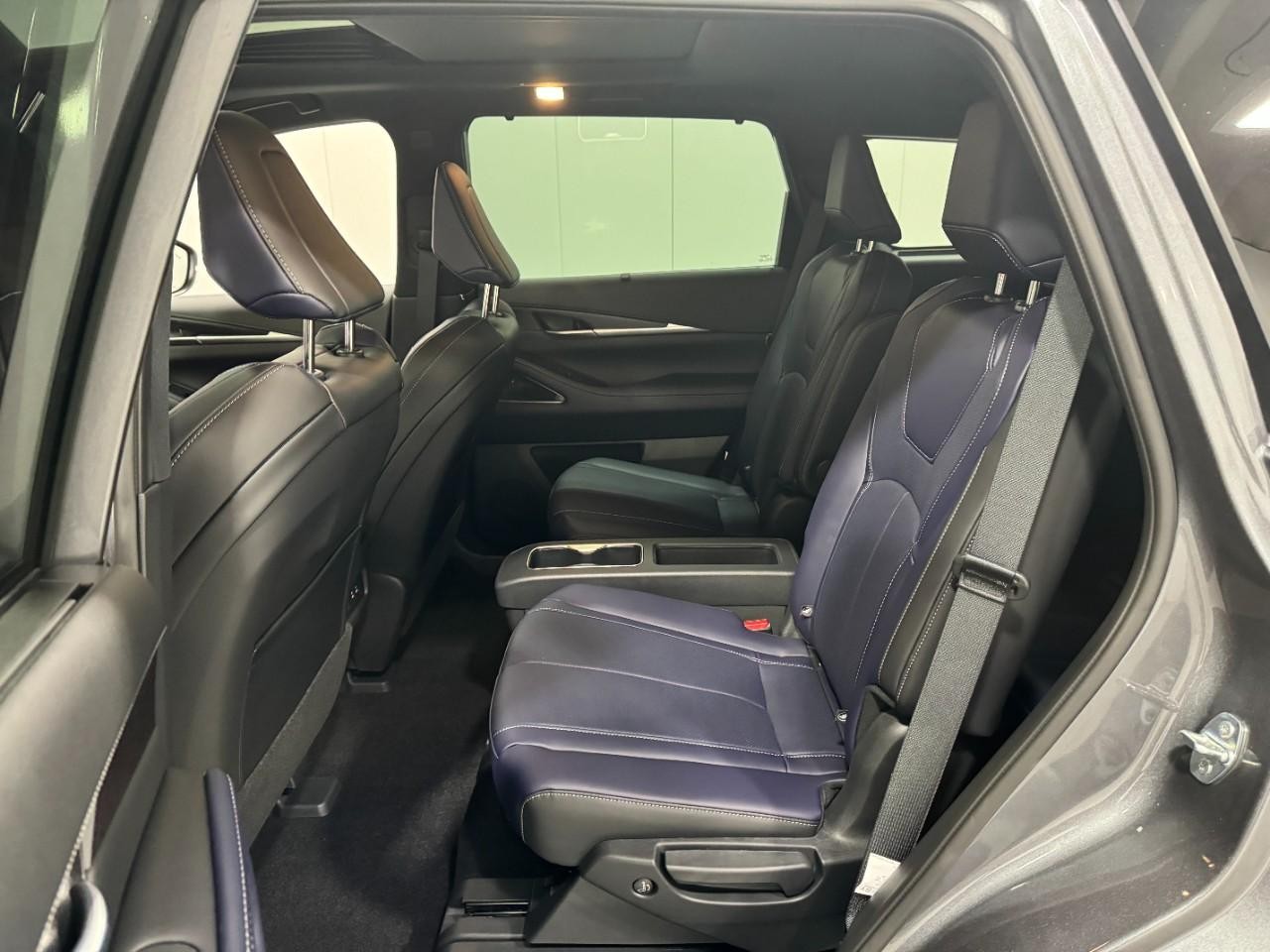 INFINITI QX60 Vehicle Full-screen Gallery Image 9