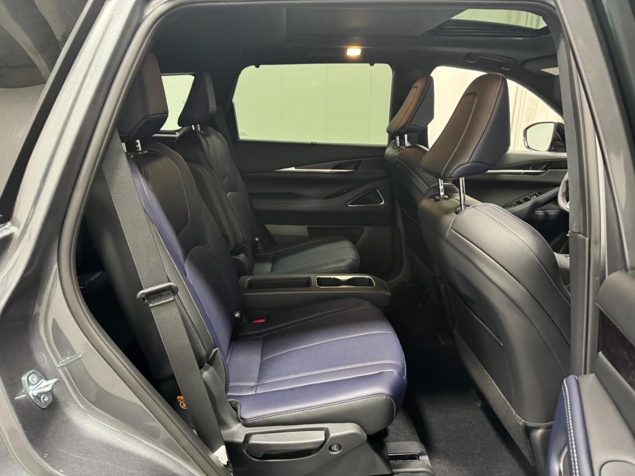 INFINITI QX60 Vehicle Full-screen Gallery Image 12