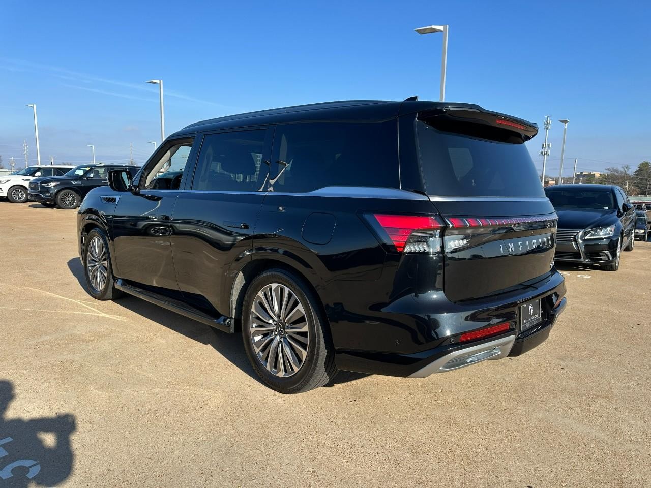 INFINITI QX80 Vehicle Full-screen Gallery Image 3