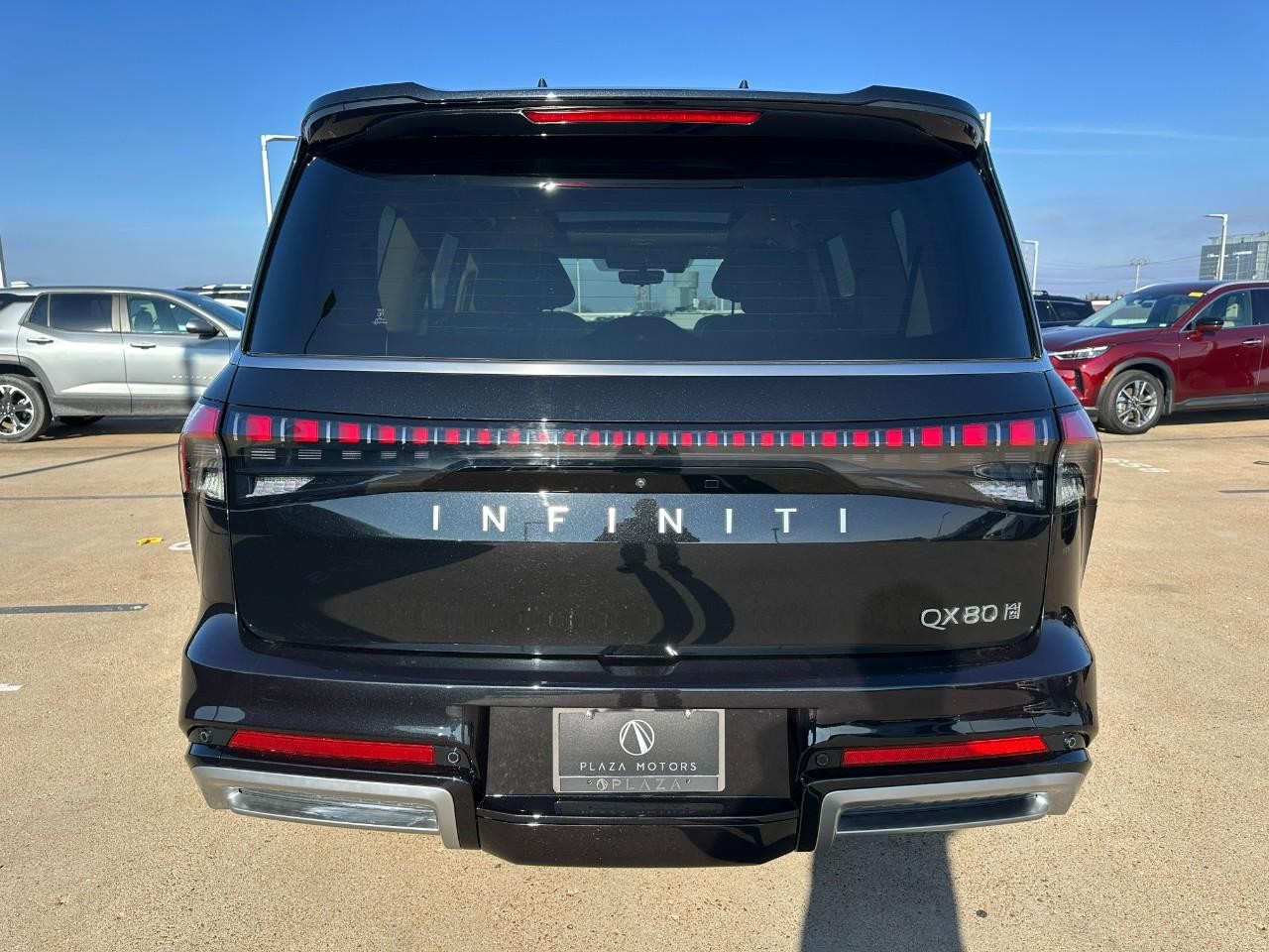 INFINITI QX80 Vehicle Full-screen Gallery Image 4