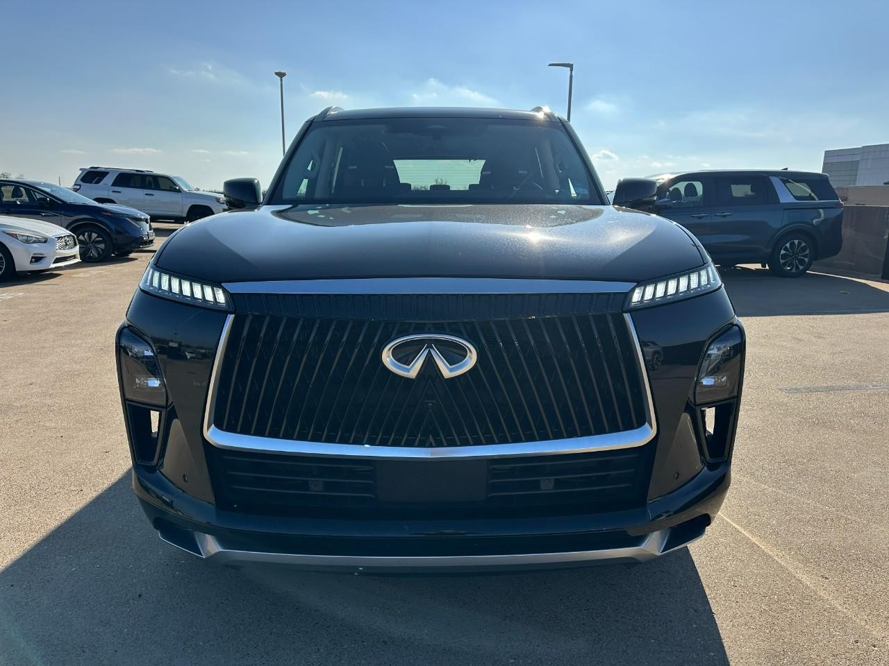 INFINITI QX80 Vehicle Full-screen Gallery Image 10