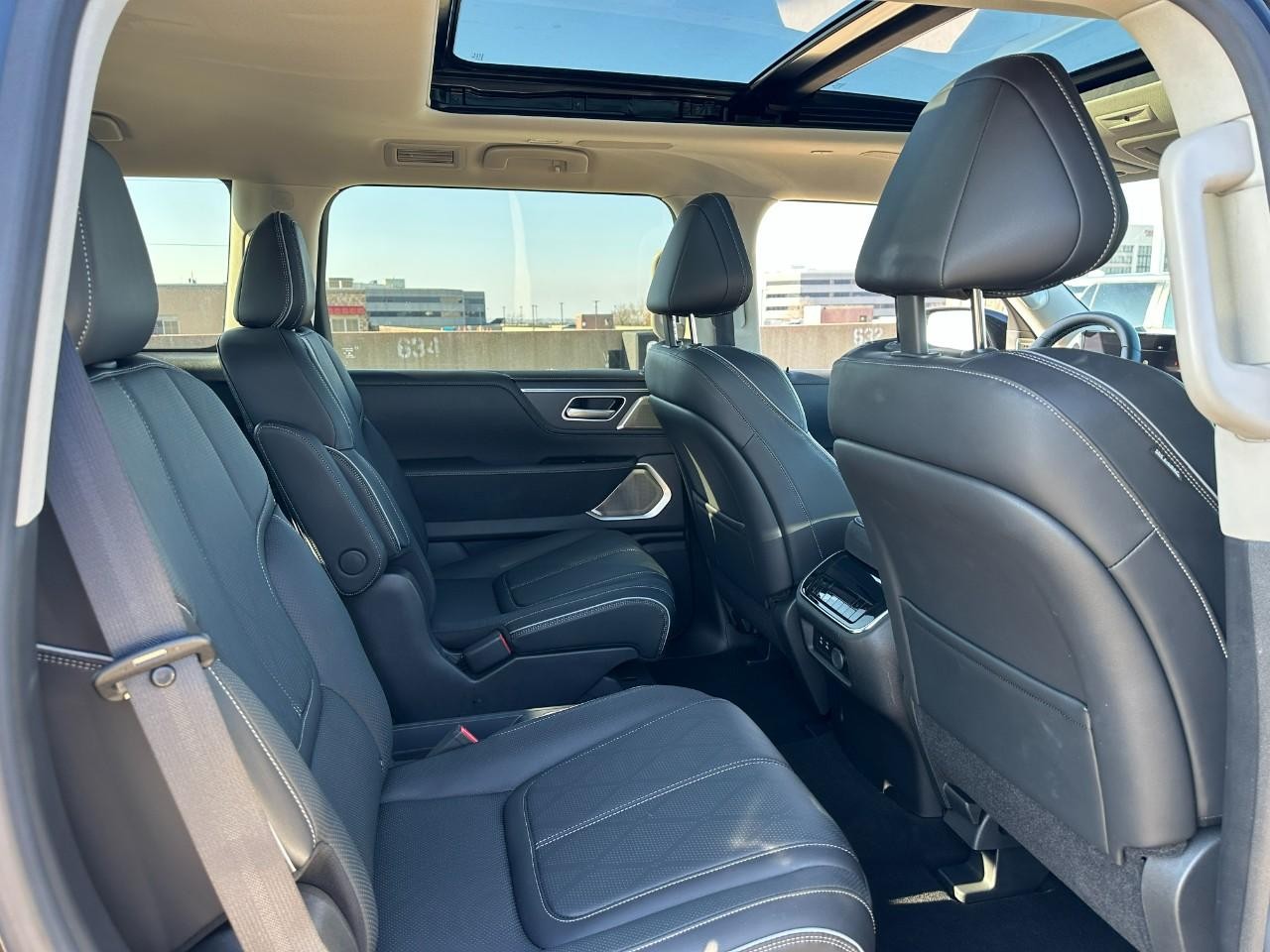 INFINITI QX80 Vehicle Full-screen Gallery Image 11