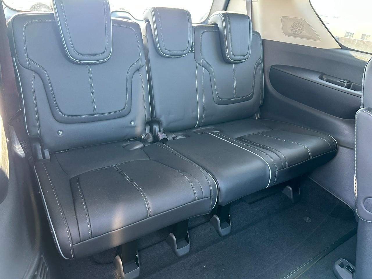 INFINITI QX80 Vehicle Full-screen Gallery Image 12