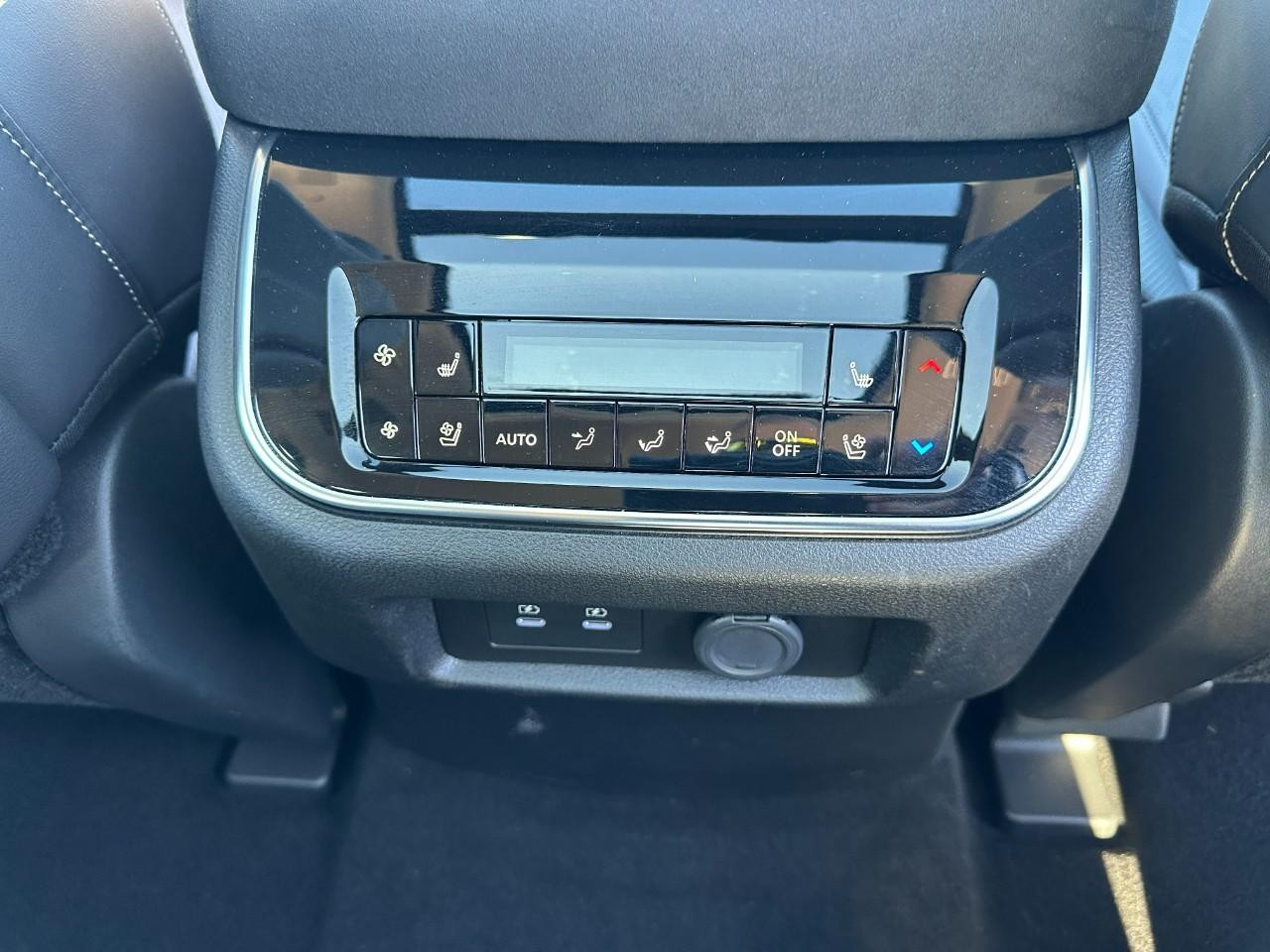 INFINITI QX80 Vehicle Full-screen Gallery Image 14