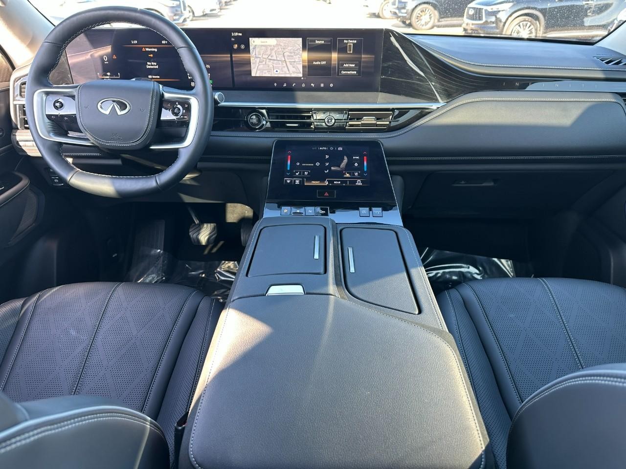 INFINITI QX80 Vehicle Full-screen Gallery Image 15