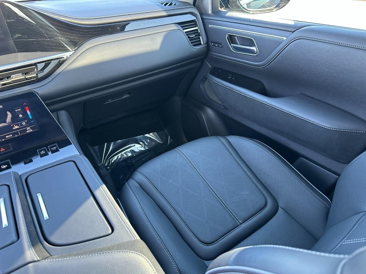 INFINITI QX80 Vehicle Full-screen Gallery Image 19