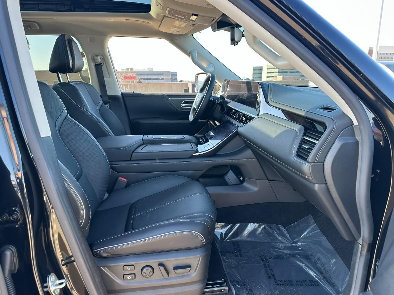 INFINITI QX80 Vehicle Full-screen Gallery Image 20