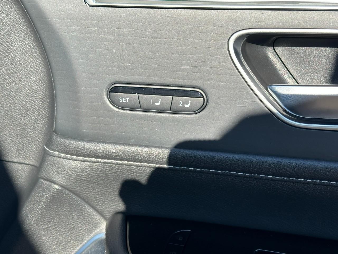 INFINITI QX80 Vehicle Full-screen Gallery Image 22