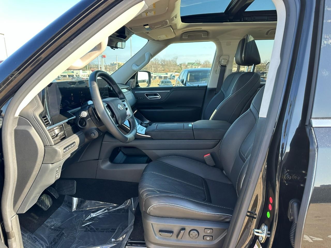 INFINITI QX80 Vehicle Full-screen Gallery Image 23