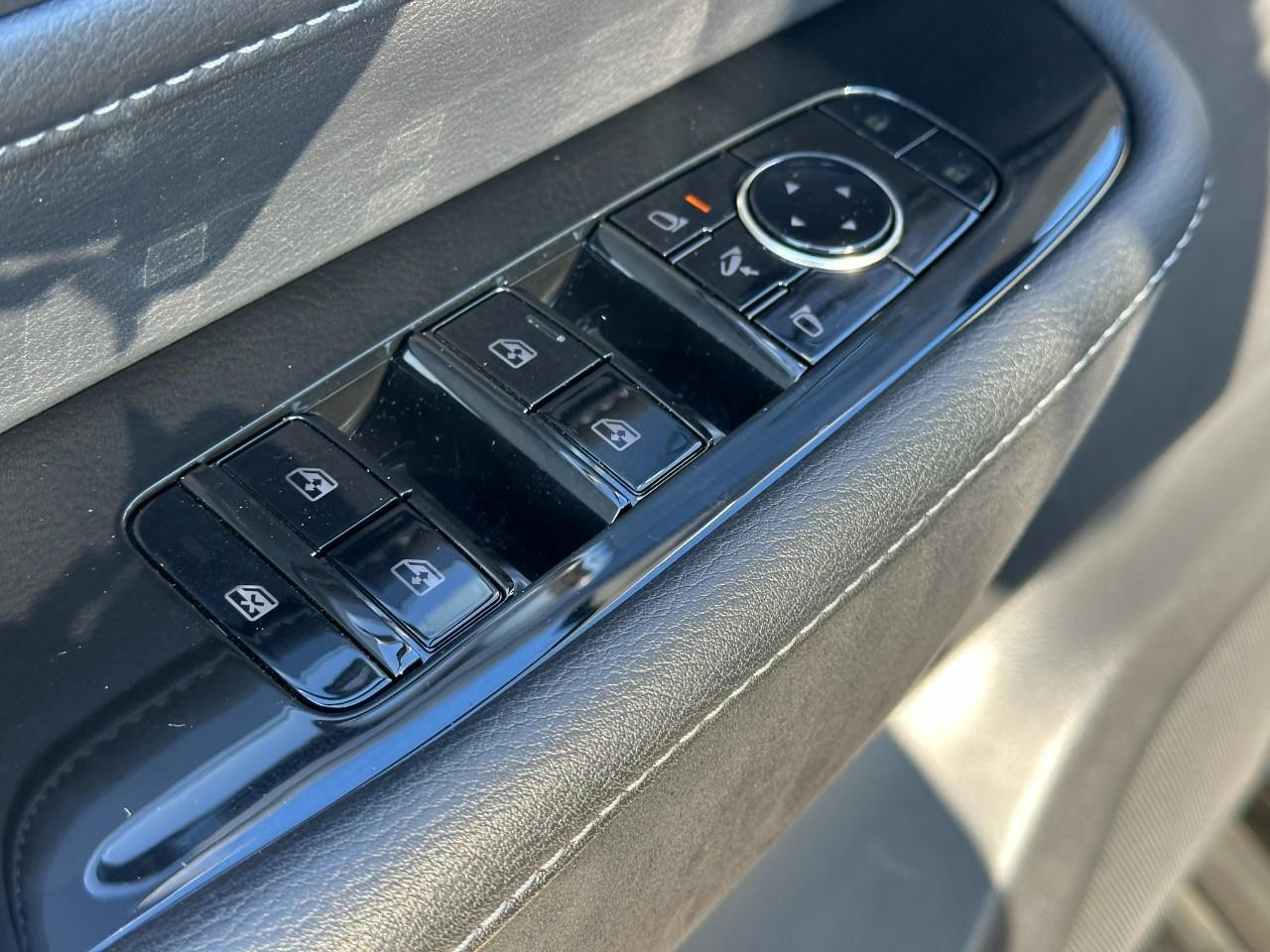 INFINITI QX80 Vehicle Full-screen Gallery Image 24