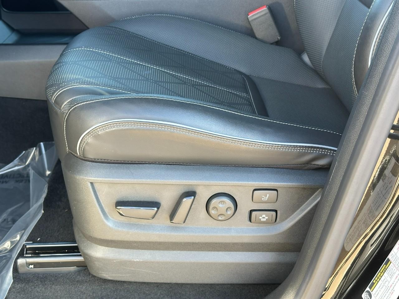 INFINITI QX80 Vehicle Full-screen Gallery Image 26