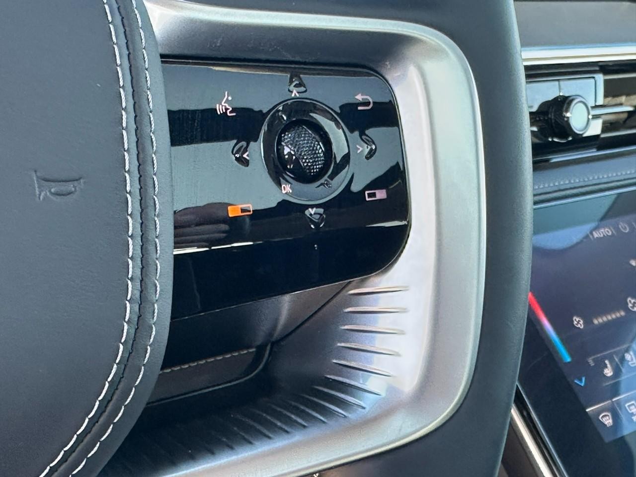 INFINITI QX80 Vehicle Full-screen Gallery Image 28