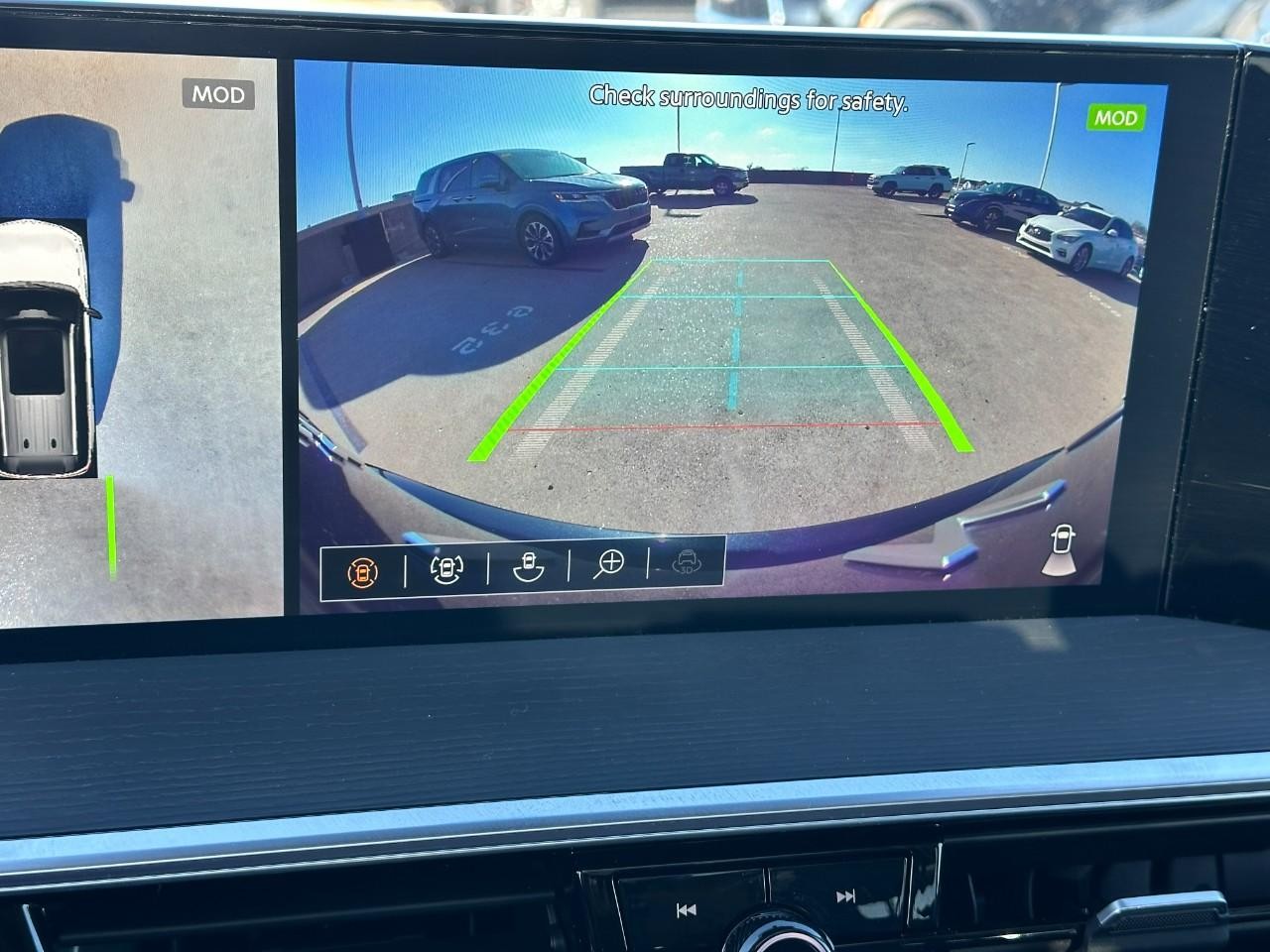 INFINITI QX80 Vehicle Full-screen Gallery Image 32