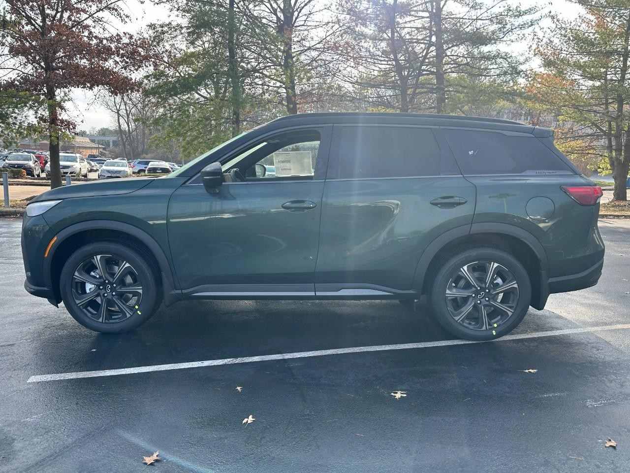 INFINITI QX60 Vehicle Full-screen Gallery Image 2