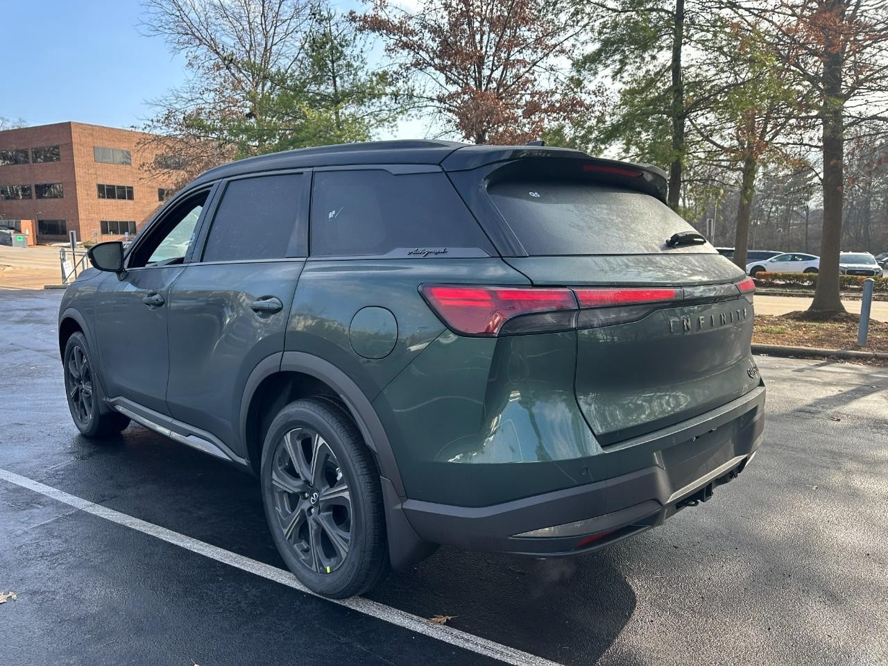 INFINITI QX60 Vehicle Full-screen Gallery Image 3