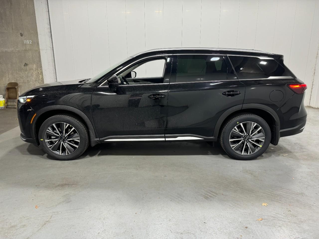 INFINITI QX60 Vehicle Full-screen Gallery Image 2