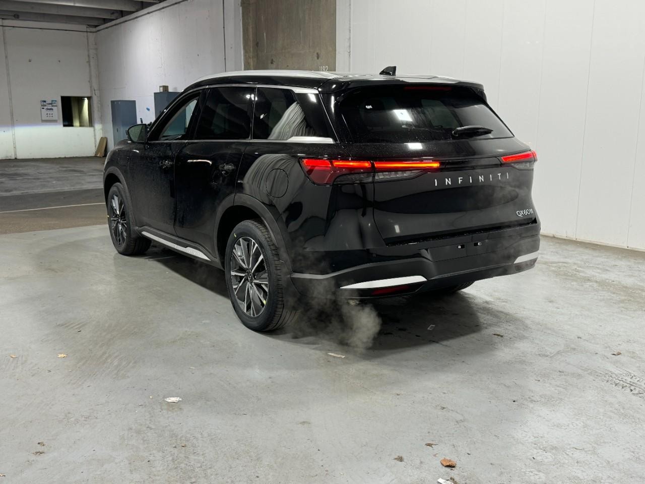 INFINITI QX60 Vehicle Full-screen Gallery Image 3