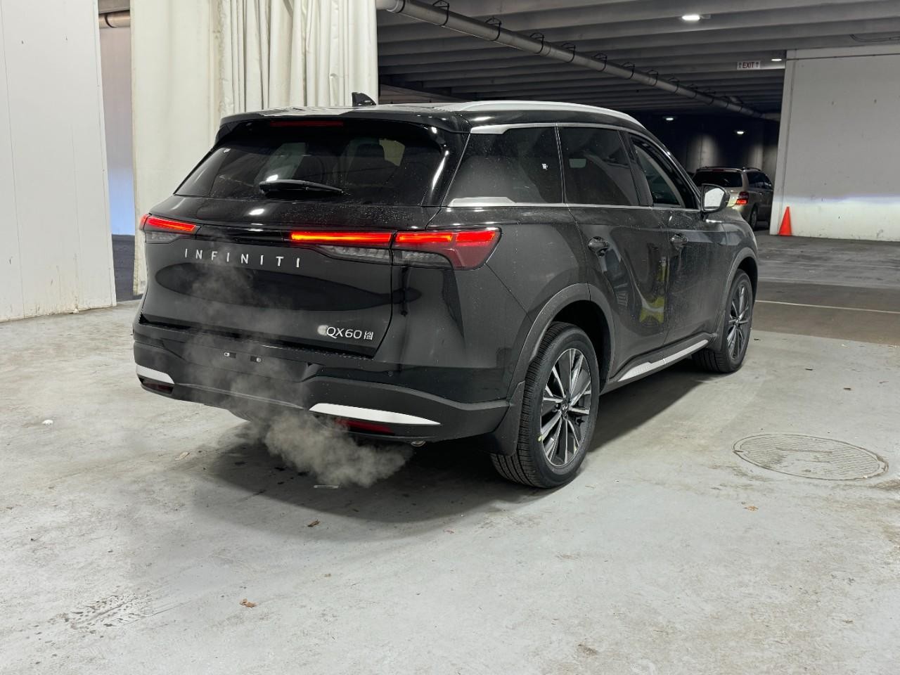 INFINITI QX60 Vehicle Full-screen Gallery Image 4