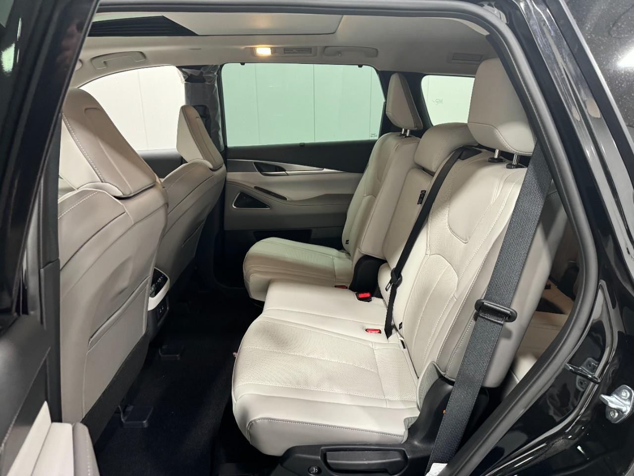 INFINITI QX60 Vehicle Full-screen Gallery Image 9