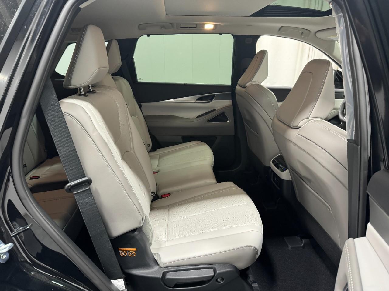 INFINITI QX60 Vehicle Full-screen Gallery Image 12