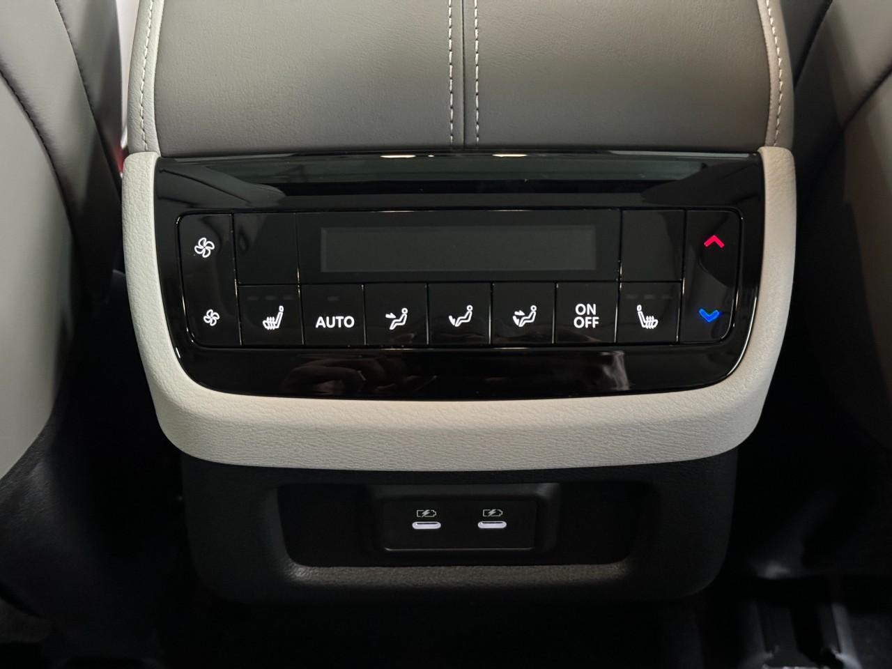 INFINITI QX60 Vehicle Full-screen Gallery Image 13