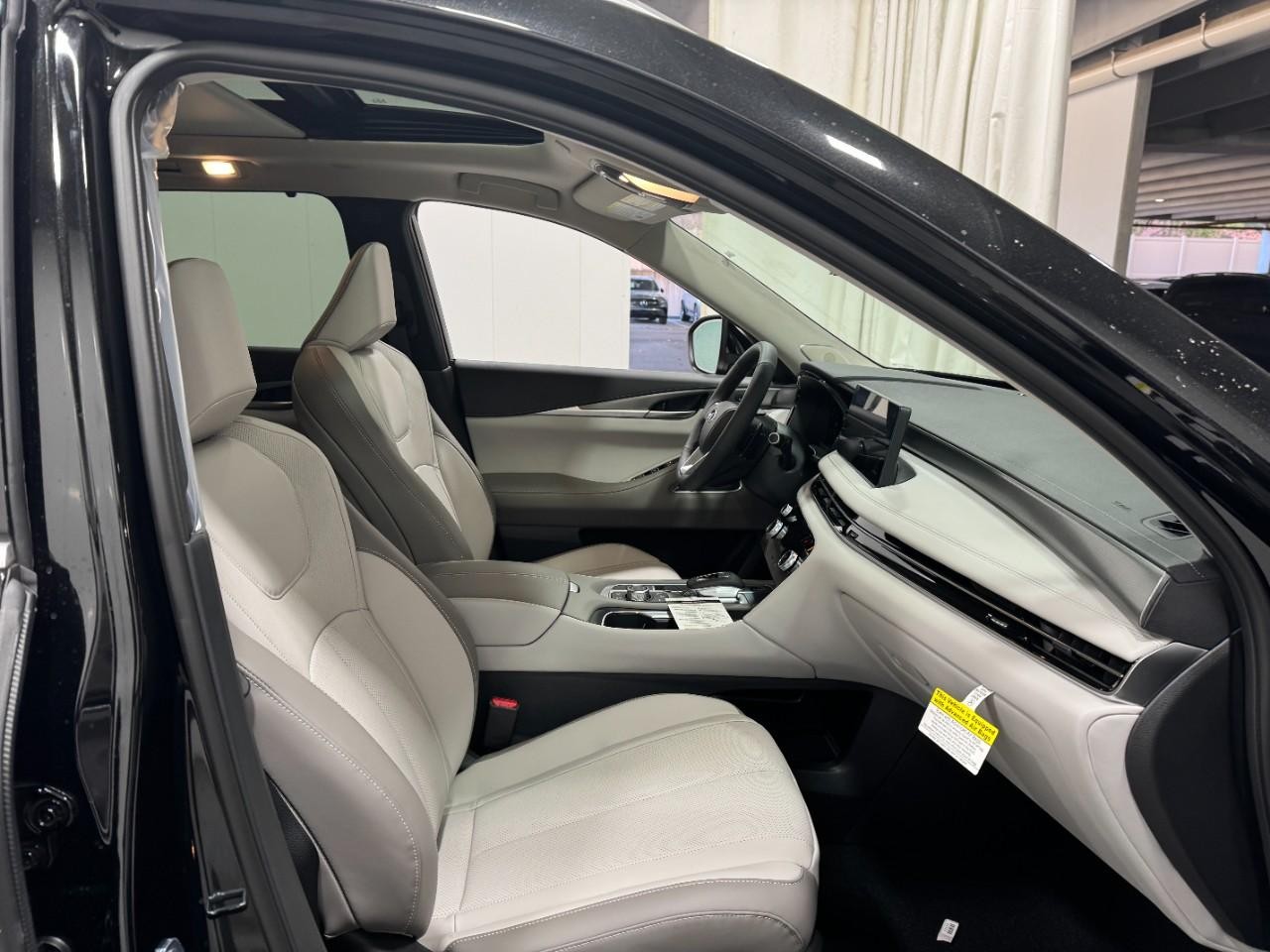 INFINITI QX60 Vehicle Full-screen Gallery Image 21