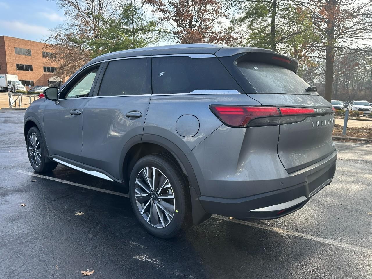 INFINITI QX60 Vehicle Full-screen Gallery Image 3