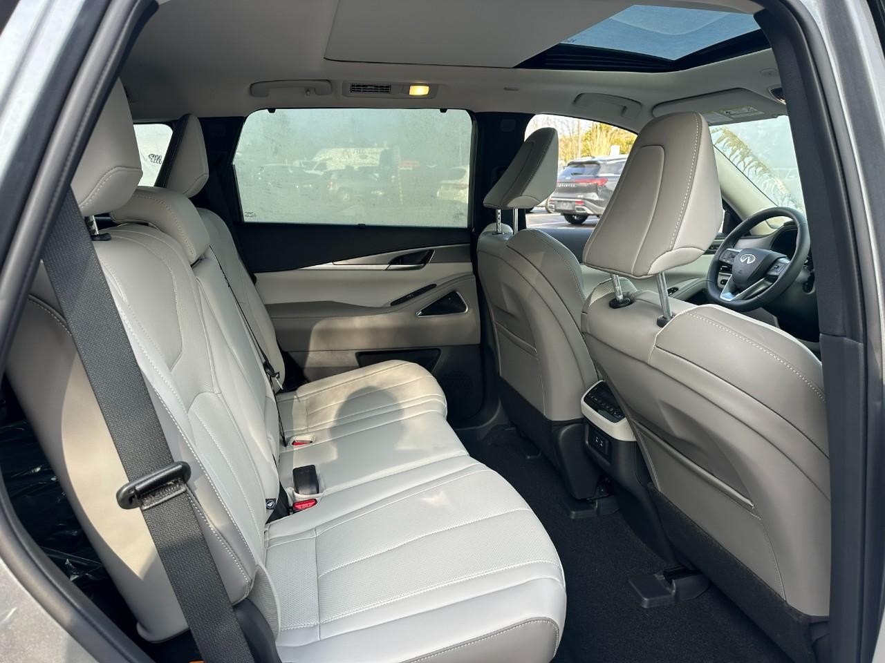 INFINITI QX60 Vehicle Full-screen Gallery Image 10