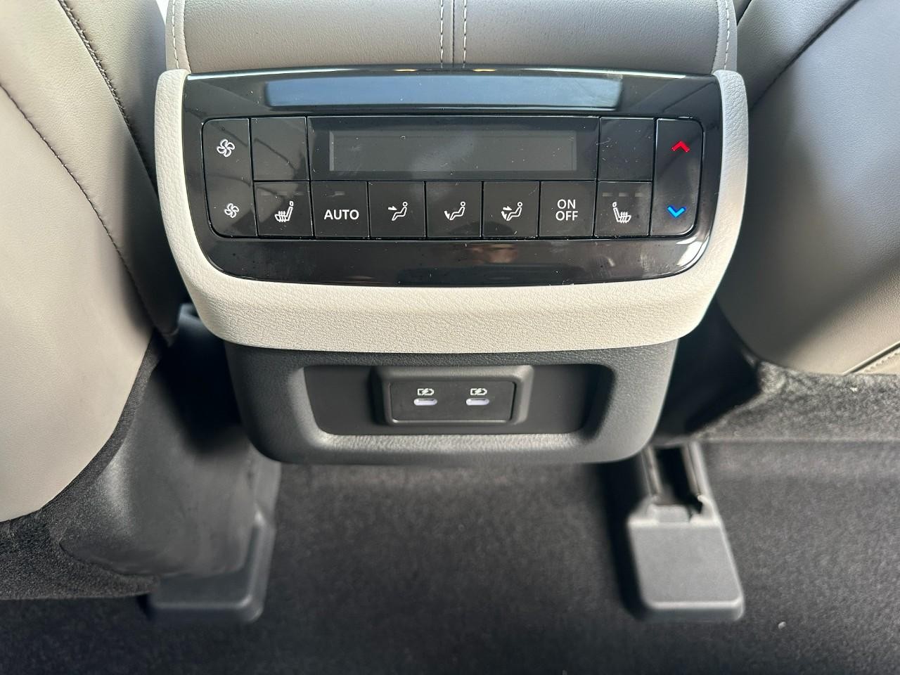 INFINITI QX60 Vehicle Full-screen Gallery Image 12