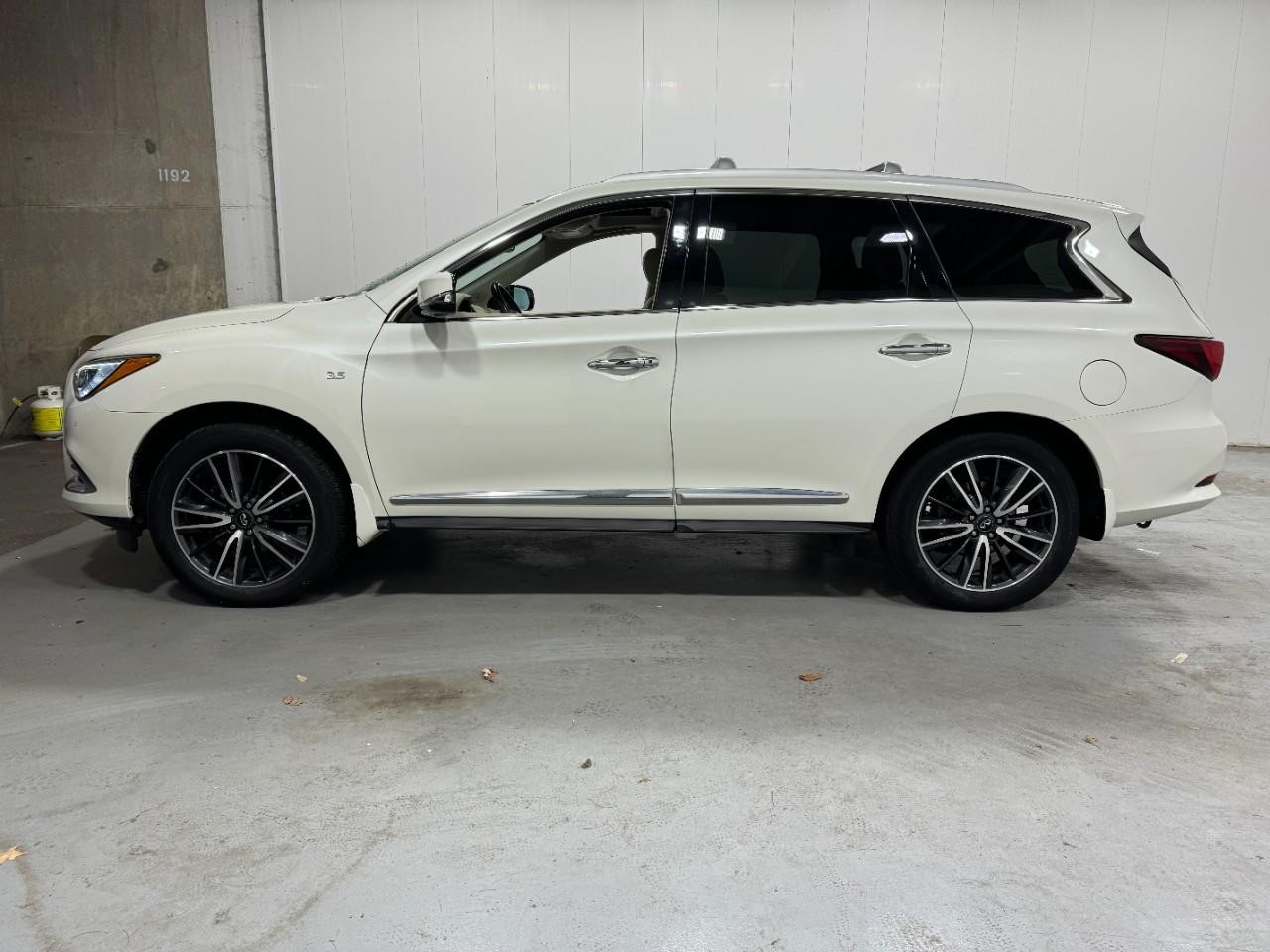 INFINITI QX60 Vehicle Full-screen Gallery Image 02