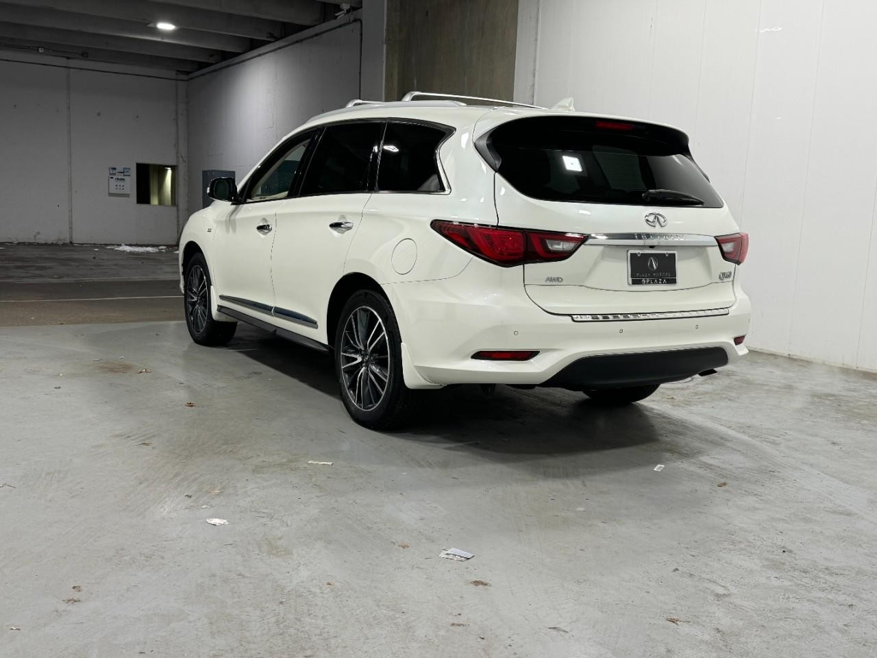 INFINITI QX60 Vehicle Full-screen Gallery Image 03