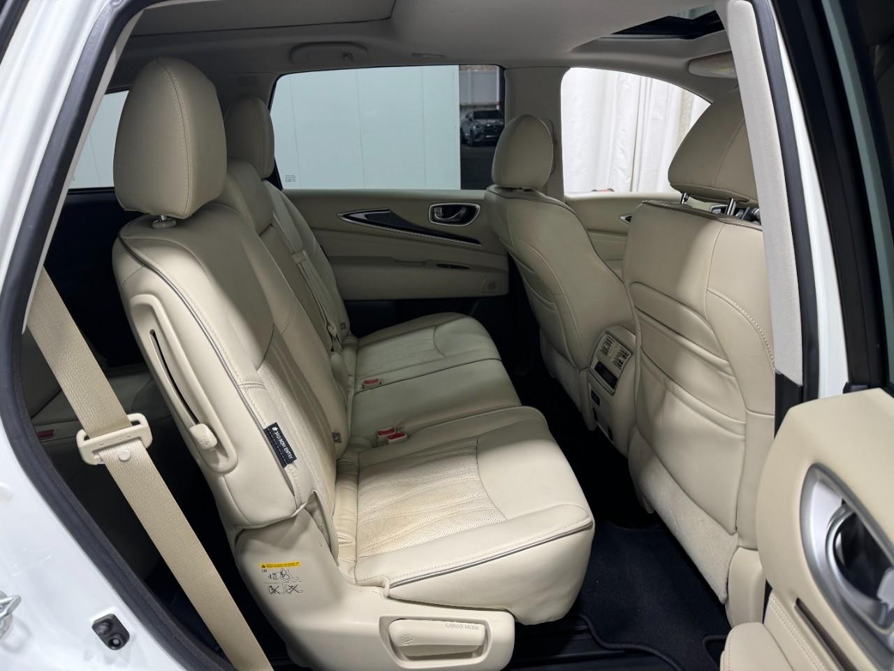 INFINITI QX60 Vehicle Full-screen Gallery Image 12