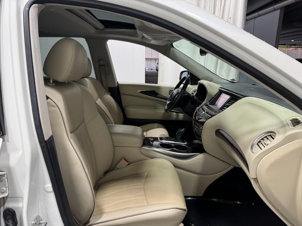 INFINITI QX60 Vehicle Full-screen Gallery Image 21