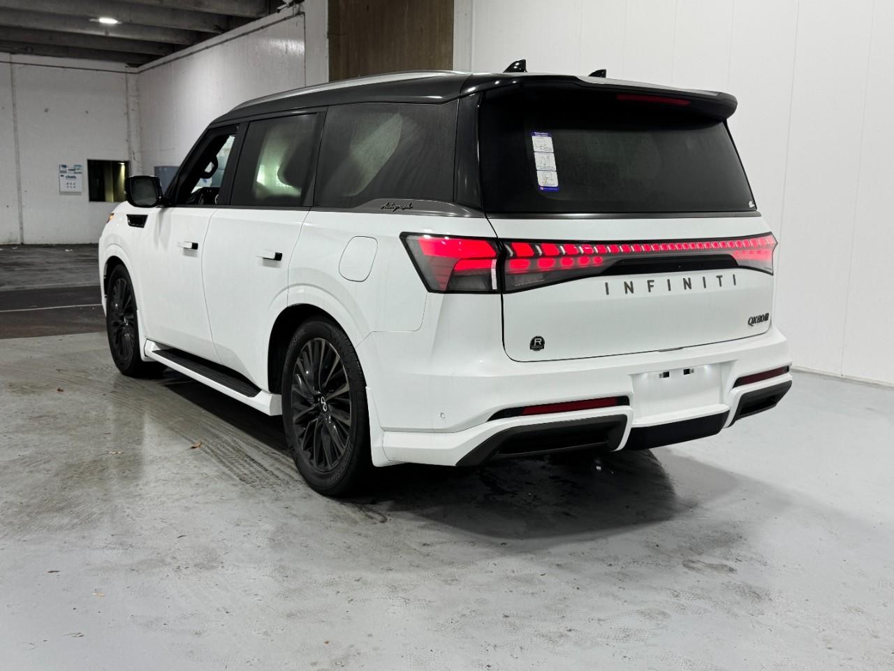 INFINITI QX80 Vehicle Full-screen Gallery Image 3