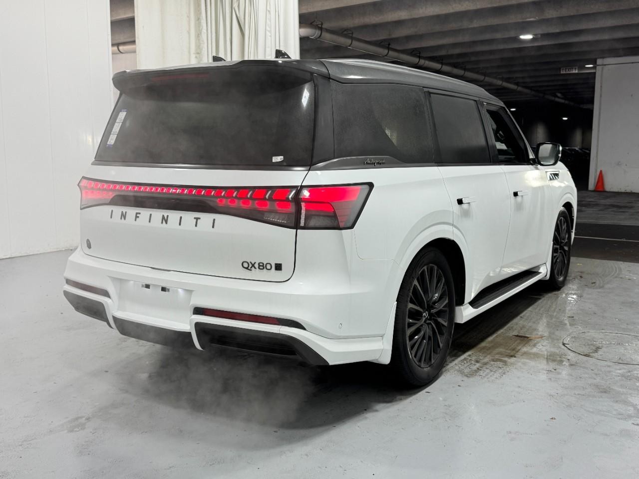 INFINITI QX80 Vehicle Full-screen Gallery Image 4