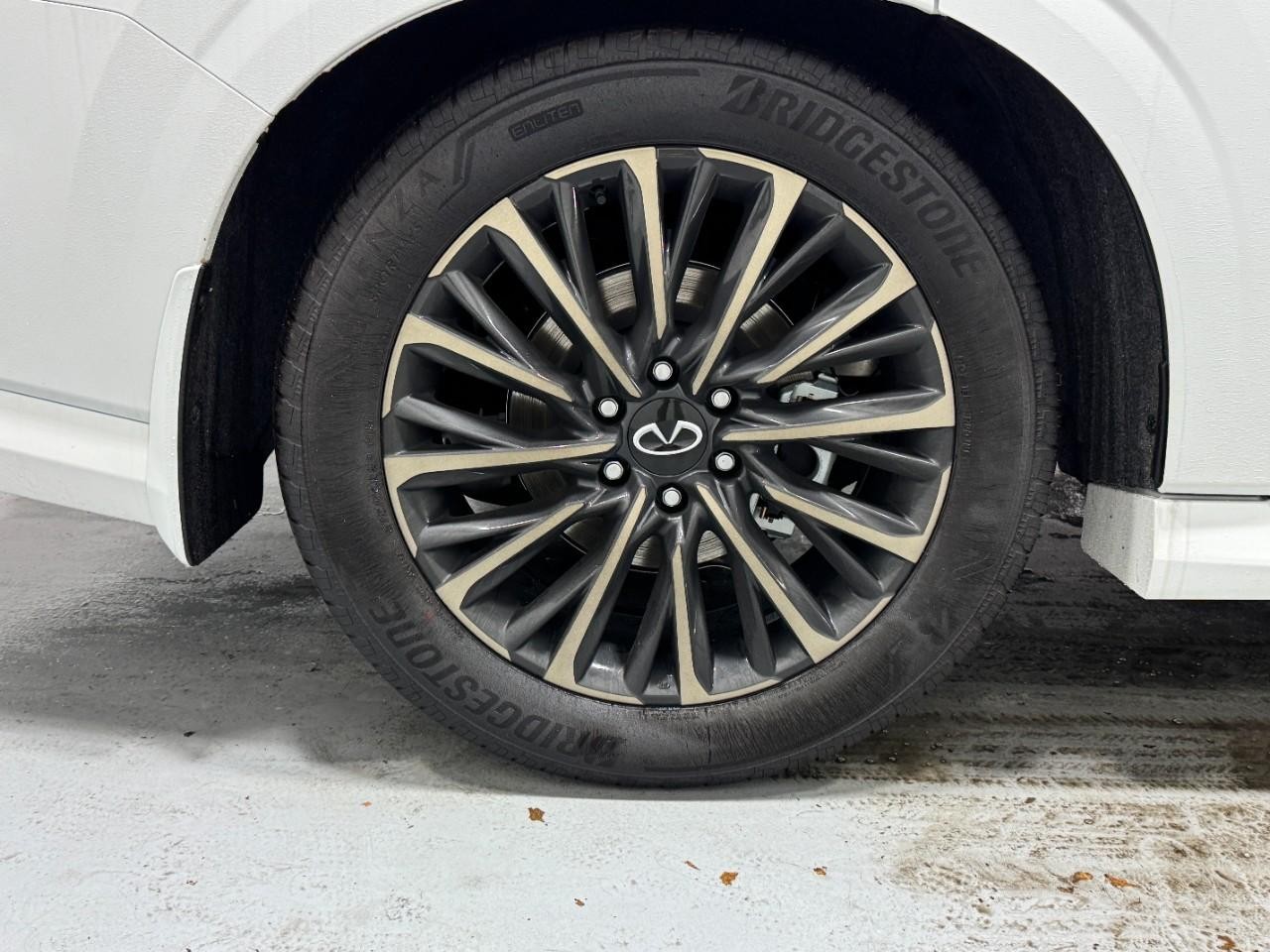 INFINITI QX80 Vehicle Full-screen Gallery Image 5