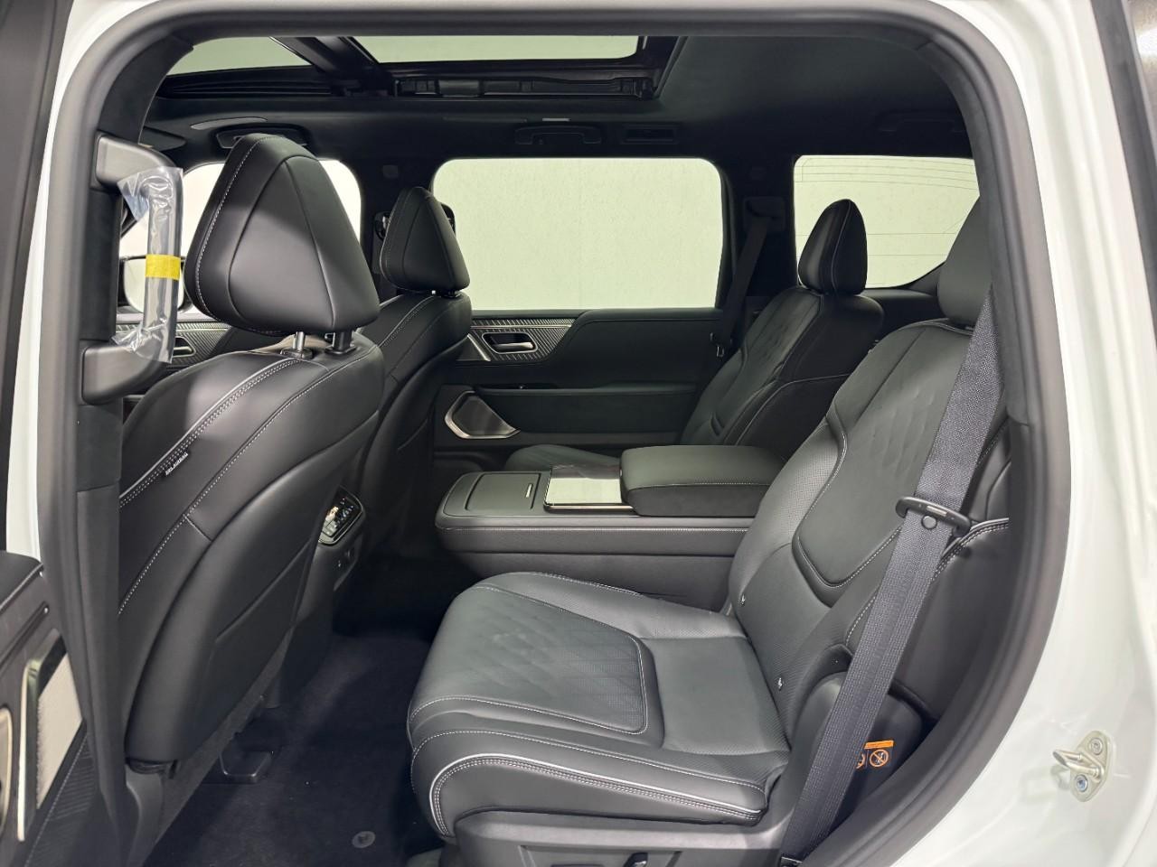 INFINITI QX80 Vehicle Full-screen Gallery Image 8