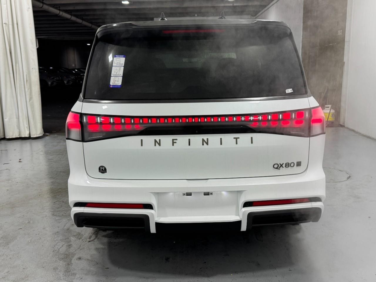 INFINITI QX80 Vehicle Full-screen Gallery Image 9