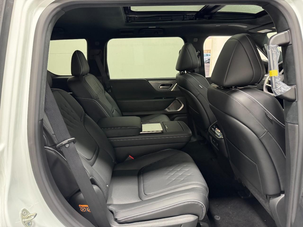 INFINITI QX80 Vehicle Full-screen Gallery Image 10