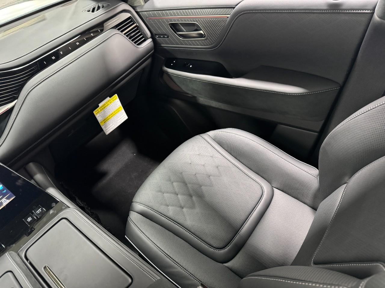 INFINITI QX80 Vehicle Full-screen Gallery Image 17