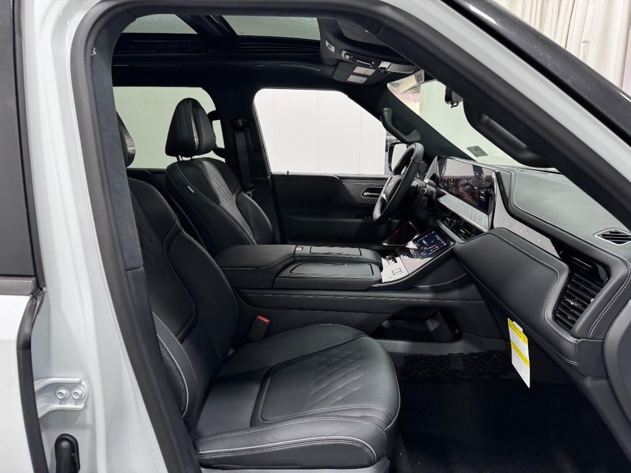 INFINITI QX80 Vehicle Full-screen Gallery Image 18