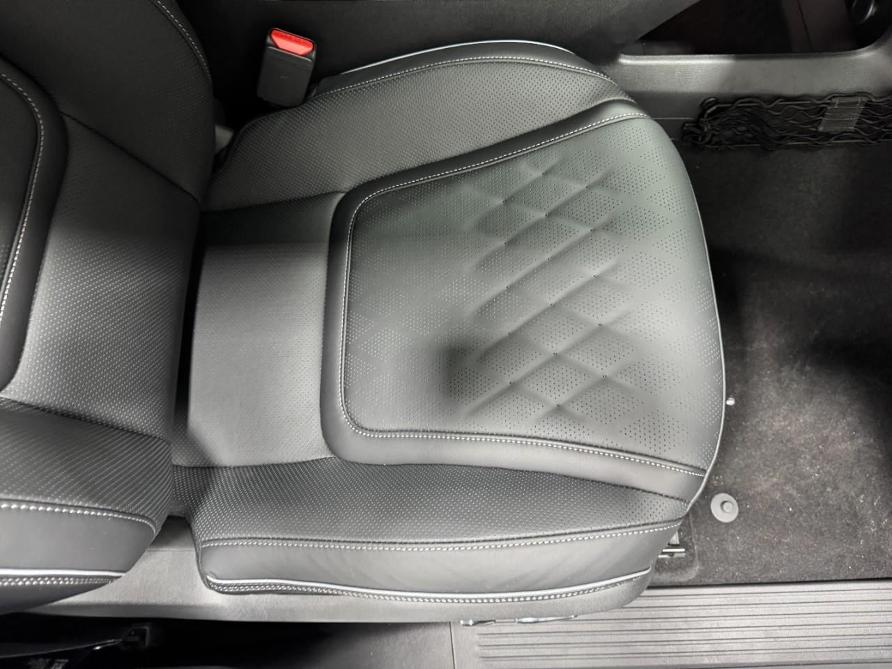 INFINITI QX80 Vehicle Full-screen Gallery Image 19