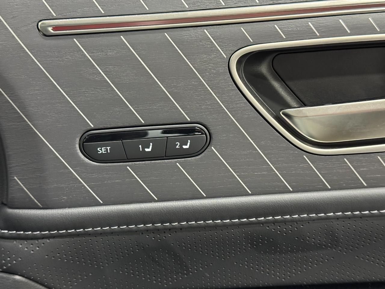 INFINITI QX80 Vehicle Full-screen Gallery Image 21