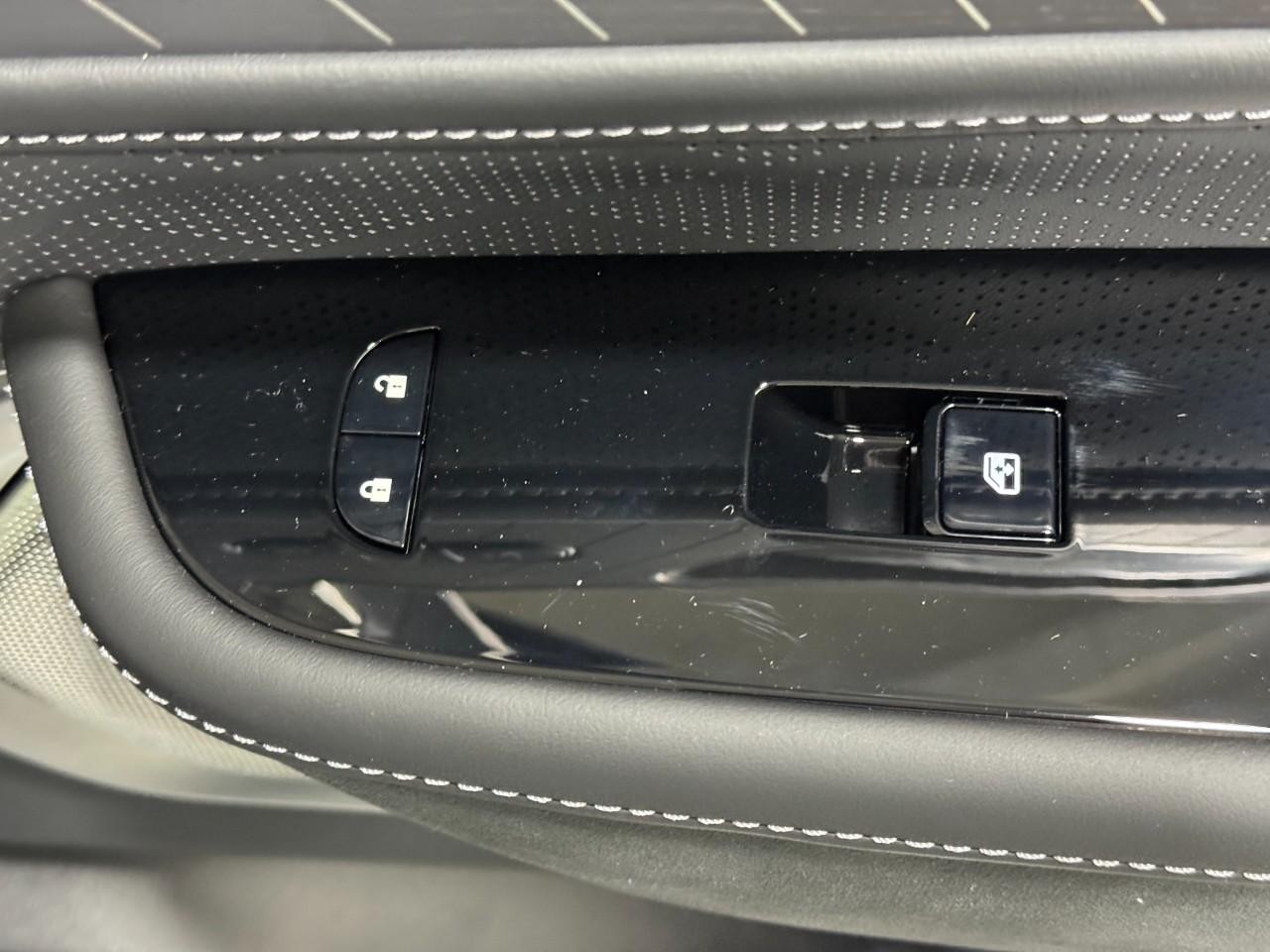 INFINITI QX80 Vehicle Full-screen Gallery Image 22