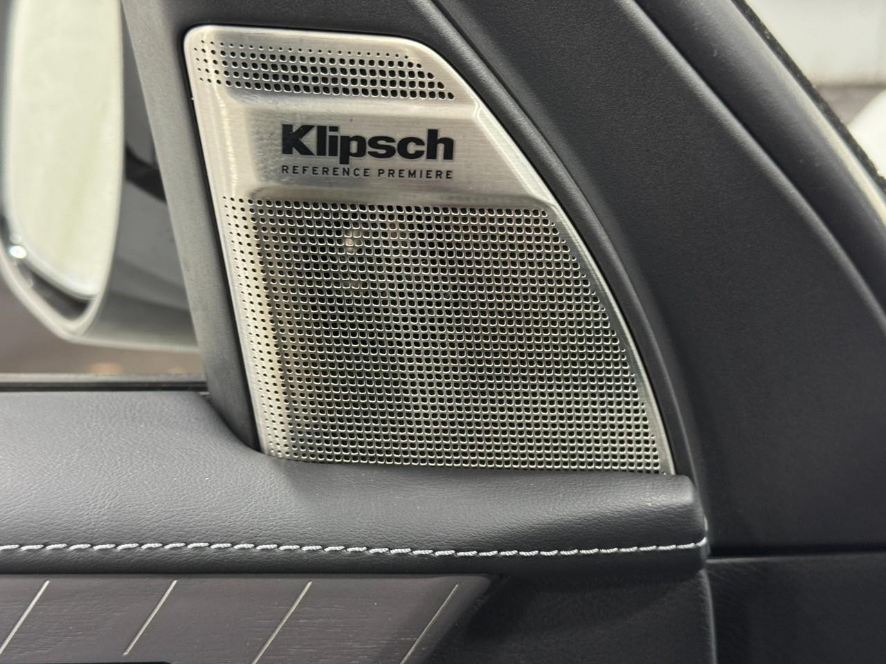 INFINITI QX80 Vehicle Full-screen Gallery Image 23