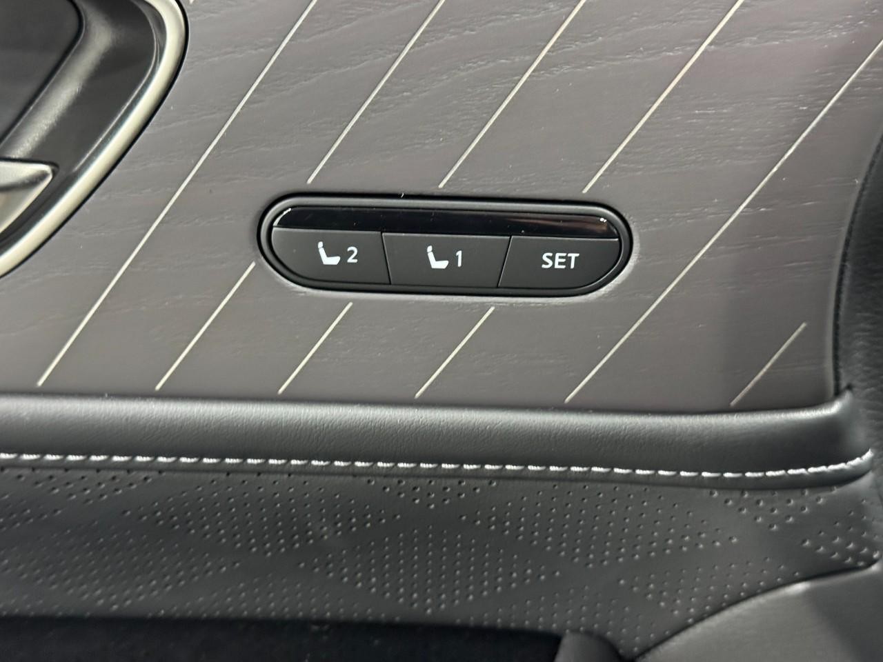 INFINITI QX80 Vehicle Full-screen Gallery Image 24